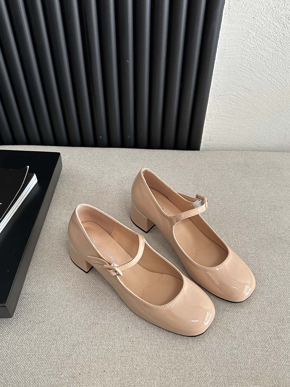 мода Туфли-лодочки с круглым носком и ремешком с пряжкой для женщин, осенне-весенние туфли для платья, черные, бежевые, серебристые, белые, из лакированной кожи, на толстом высоком каблуке, женские 35-39 5.5 бежевый
мода Туфли-лодочки с круглым носком и ремешком с пряжкой для женщин, осенне-весенние туфли для платья, черные, бежевые, серебристые, белые, из лакированной кожи, на толстом высоком каблуке, женские 35-39 5.5 бежевый