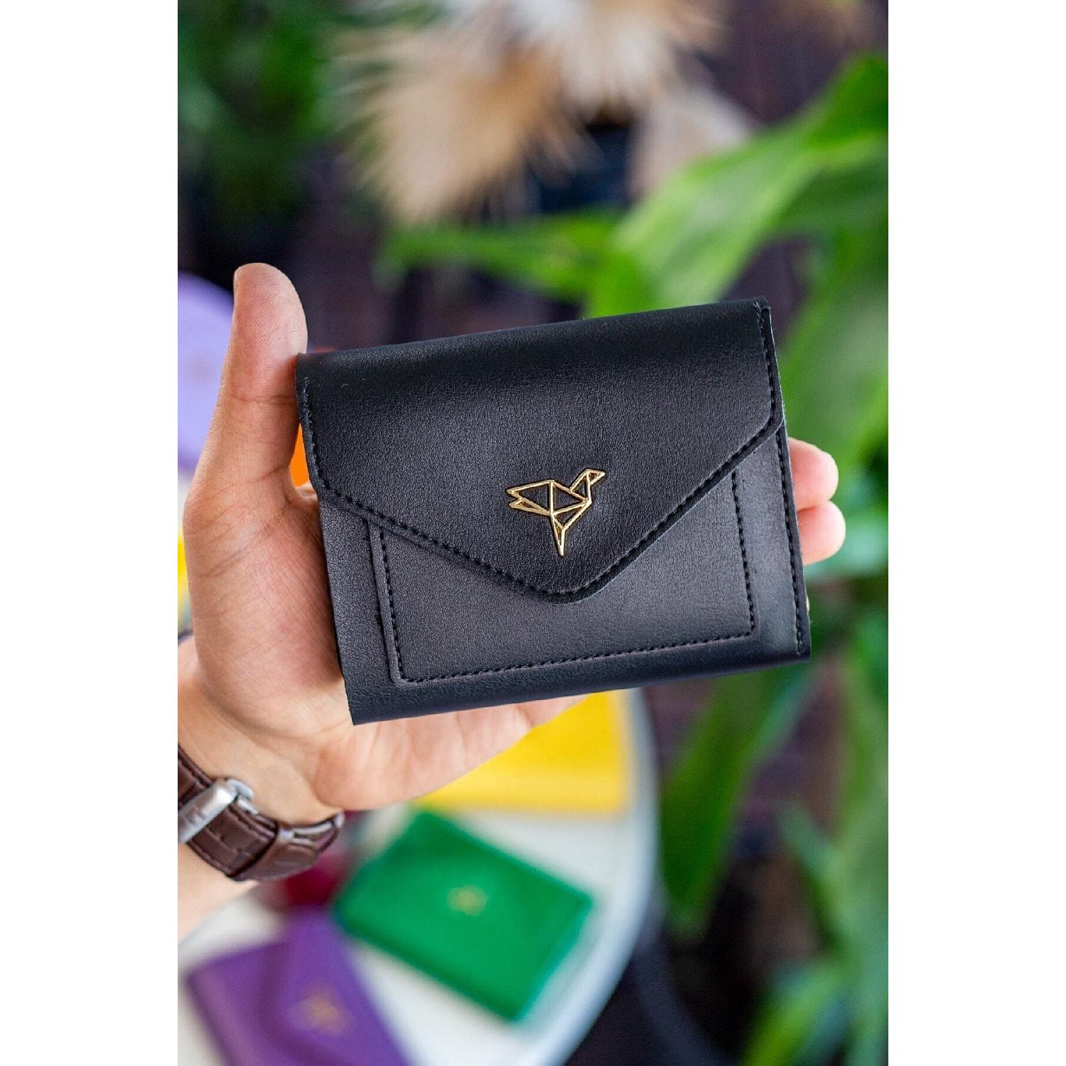 Чорний жіночий гаманець Columbia Vegan Leather Mini з відділенням для монет і вільною карткою
Чорний жіночий гаманець Columbia Vegan Leather Mini з відділенням для монет і вільною карткою