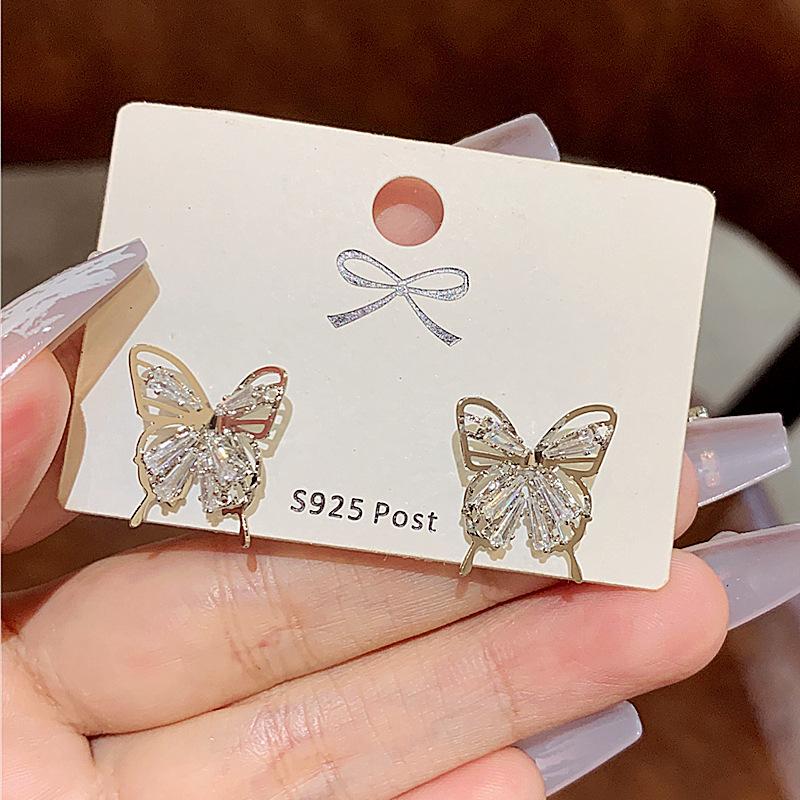 New trendy hollow butterfly zircon stud earrings 111 silver needle design high-end earrings earrings 925 silver needle
New trendy hollow butterfly zircon stud earrings 111 silver needle design high-end earrings earrings 925 silver needle