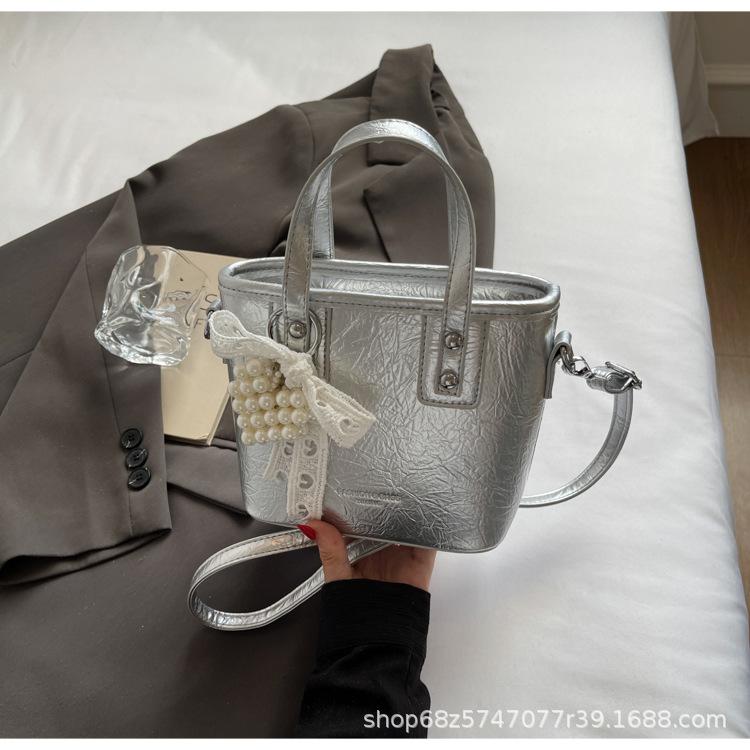 High-end texture simple foreign style portable bucket bag women s 2025 summer new Korean version of fashion niche crossbody bag
High-end texture simple foreign style portable bucket bag women s 2025 summer new Korean version of fashion niche crossbody bag