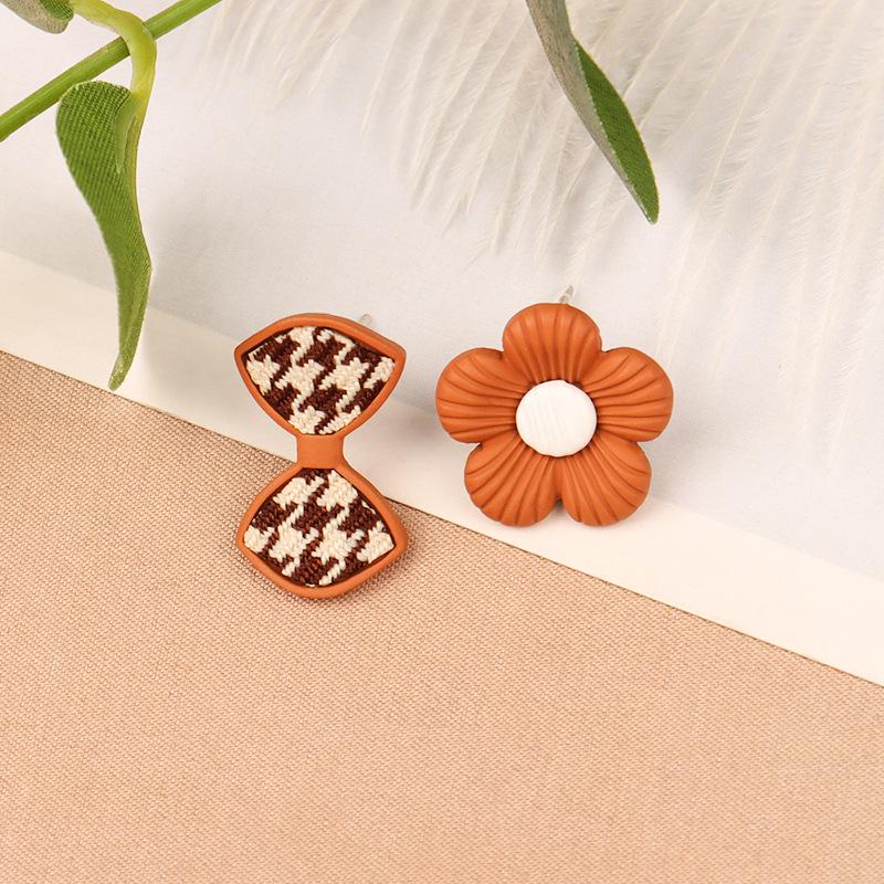S925 Silver Needle Asymmetrical Bow & Flower Earrings - Women s Retro Simple Studs for Autumn/Winter
S925 Silver Needle Asymmetrical Bow & Flower Earrings - Women s Retro Simple Studs for Autumn/Winter