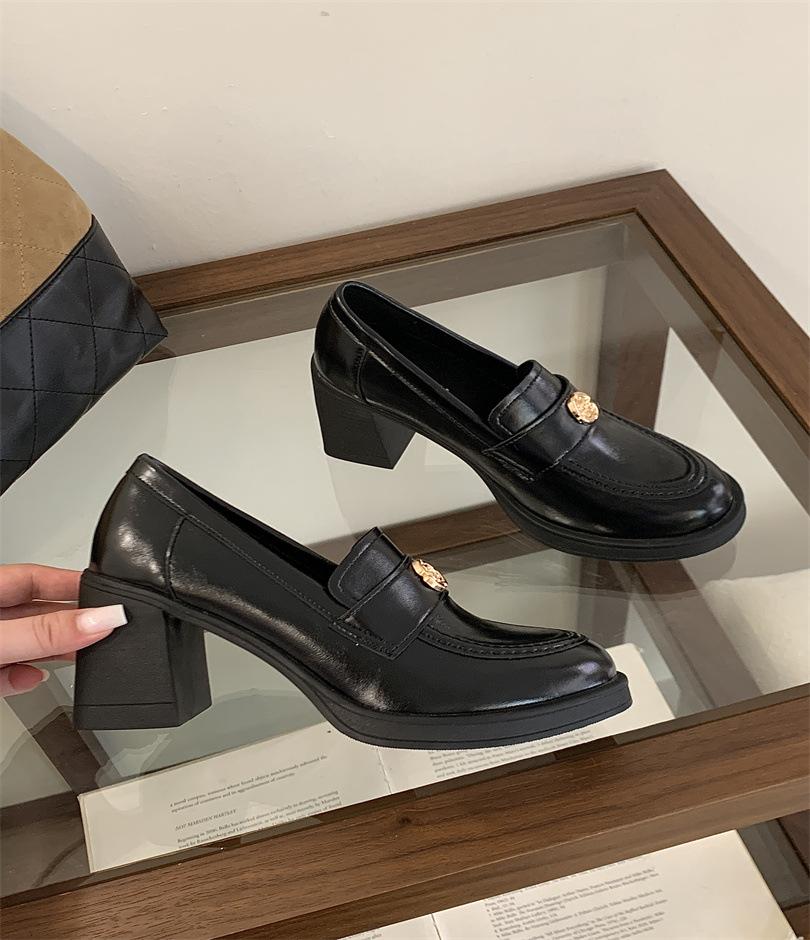 Женские лоферы с камелией 2025 новинка французский толстый каблук черный высокий каблук британский стиль маленькие кожаные туфли 39 чёрный
Женские лоферы с камелией 2025 новинка французский толстый каблук черный высокий каблук британский стиль маленькие кожаные туфли 39 чёрный