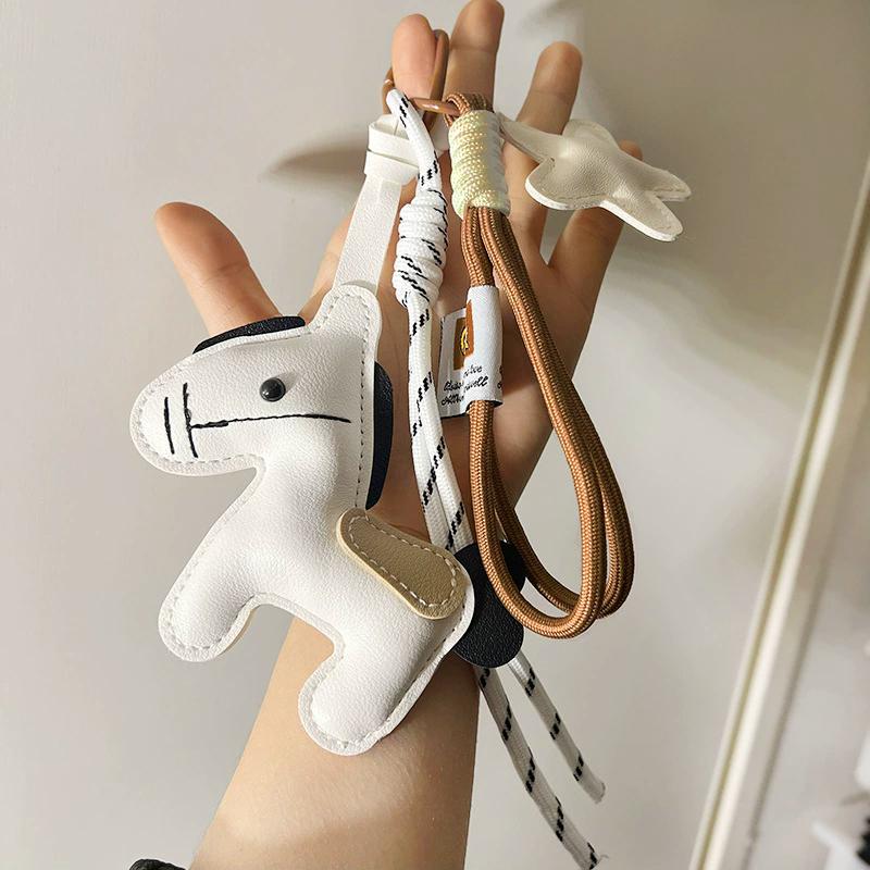 Vintage Style Horse Bag Pendant PU Leather Lightweight Design Horse Hanging Rope Rope Attachment Cartoon Design
Vintage Style Horse Bag Pendant PU Leather Lightweight Design Horse Hanging Rope Rope Attachment Cartoon Design