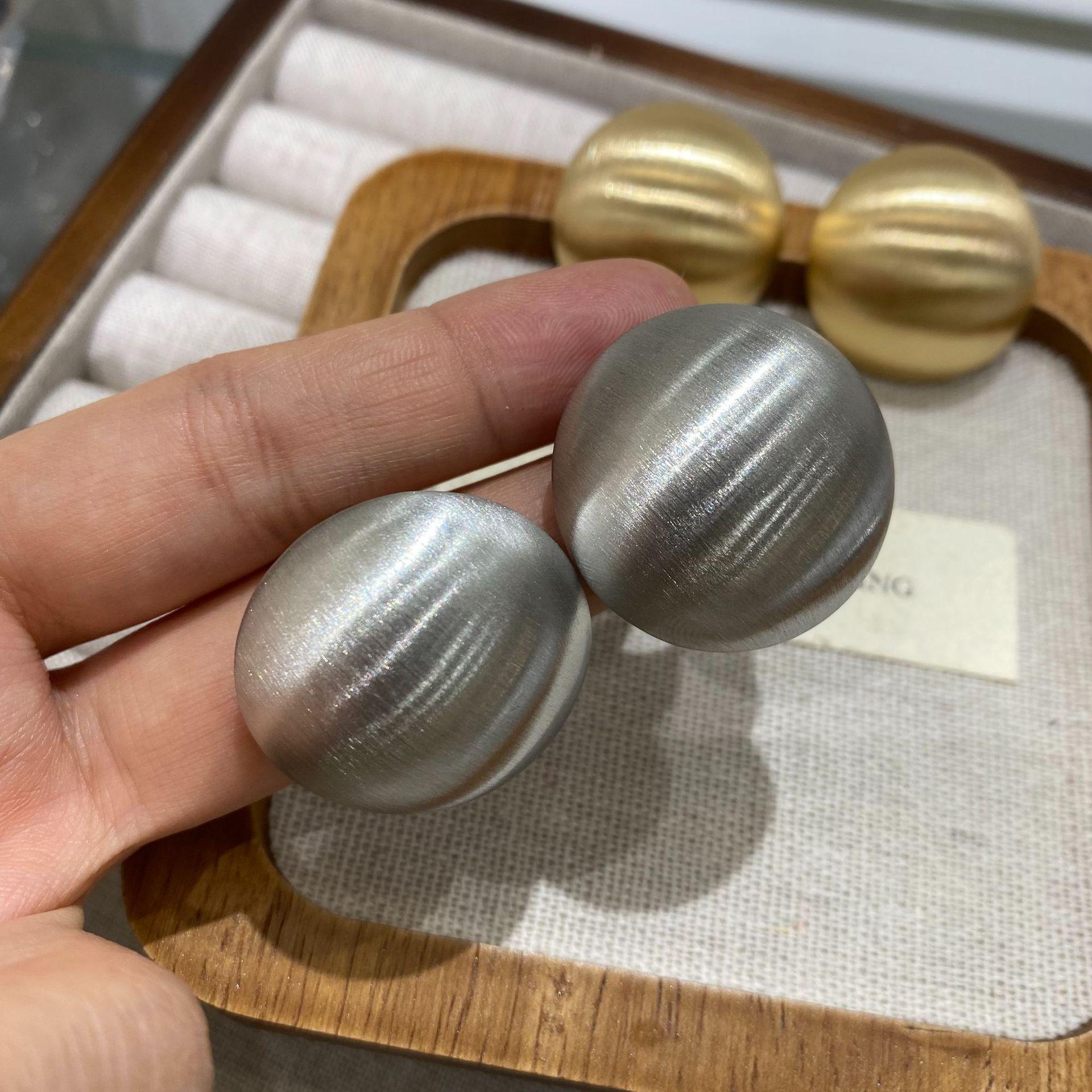 Stylish And Simple Brushed Geometric Round Stud Earrings, Light Luxury Temperament, High-End Earrings.
Stylish And Simple Brushed Geometric Round Stud Earrings, Light Luxury Temperament, High-End Earrings.
