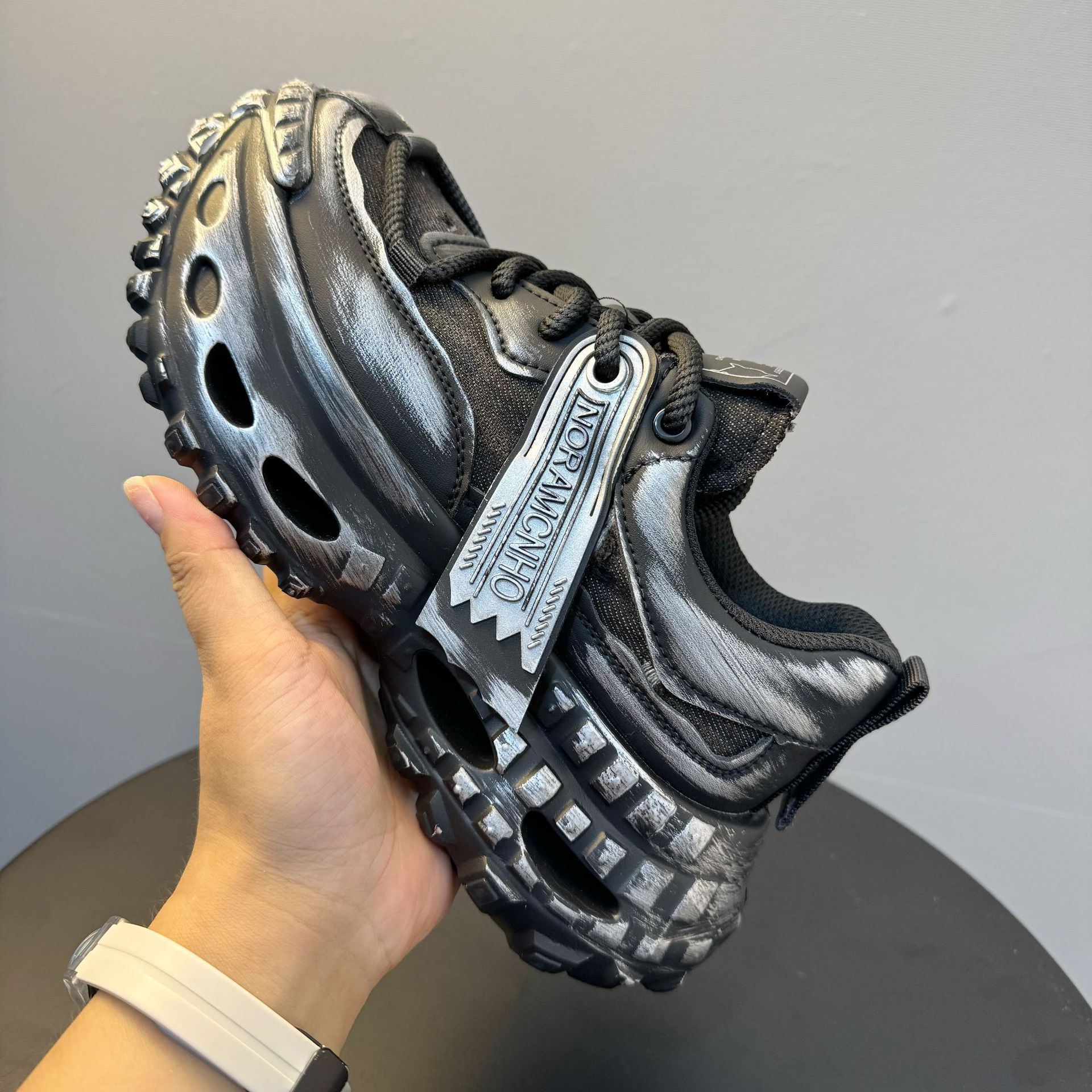 Мужская обувь лето новая толстая подошва увеличивающая рост обувь для папы сделать старые пары супер крутые ретро мода дышащие кроссовки 42 men чёрный
Мужская обувь лето новая толстая подошва увеличивающая рост обувь для папы сделать старые пары супер крутые ретро мода дышащие кроссовки 42 men чёрный