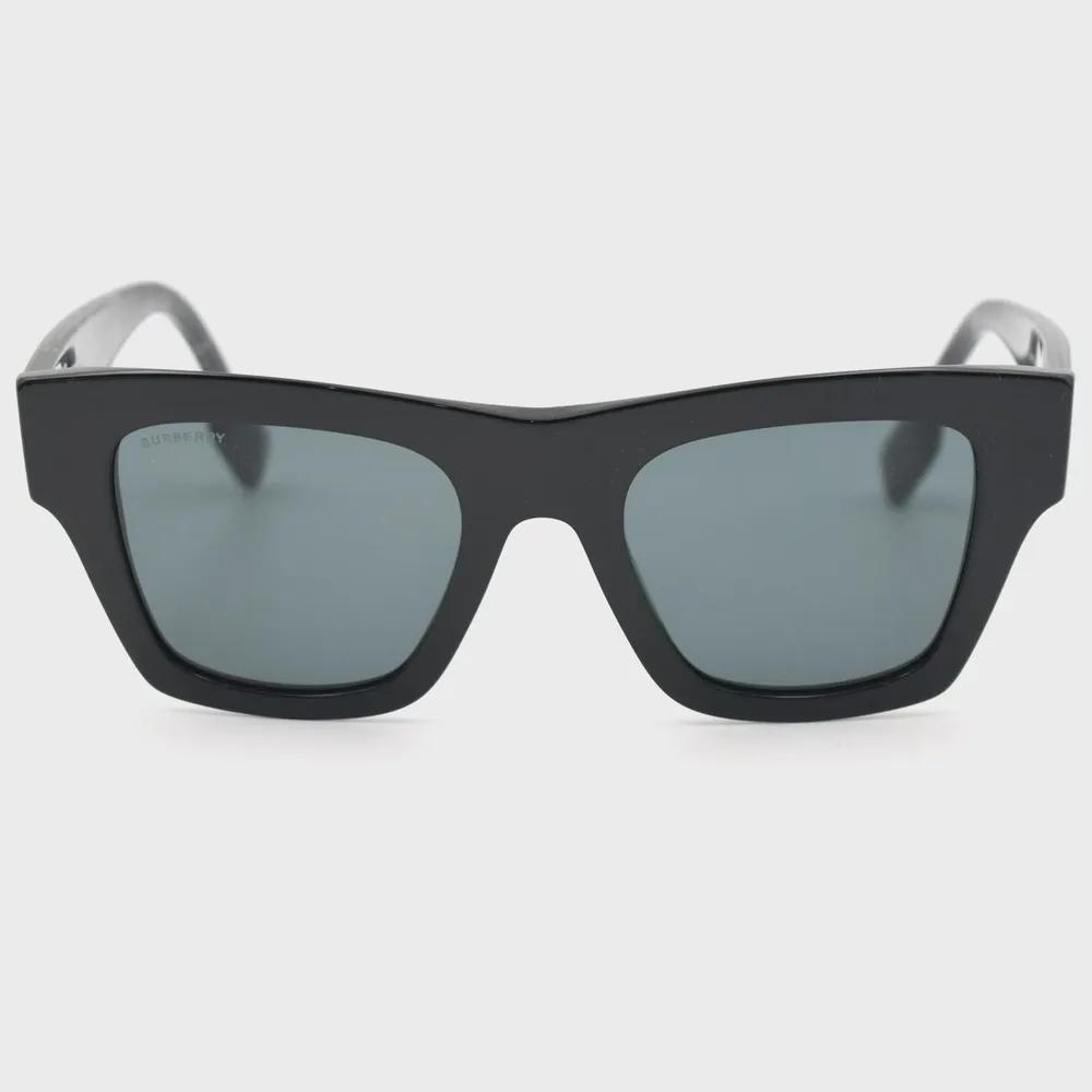 Burberry Sunglasses B4360 3996/87
Burberry Sunglasses B4360 3996/87