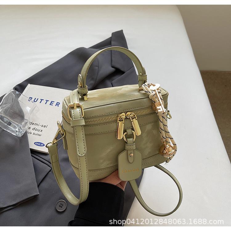 Retro portable shoulder bag women s 2025 autumn and winter new versatile messenger bag fashion box bag small square bag зелёный
Retro portable shoulder bag women s 2025 autumn and winter new versatile messenger bag fashion box bag small square bag зелёный