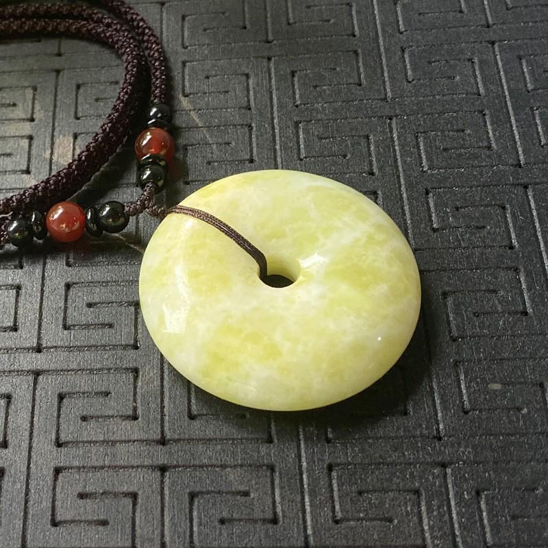 Natural Lantian Jade Ping an Buckle Pendant: White Marble & Black Jade Stone жёлтый
Natural Lantian Jade Ping an Buckle Pendant: White Marble & Black Jade Stone жёлтый