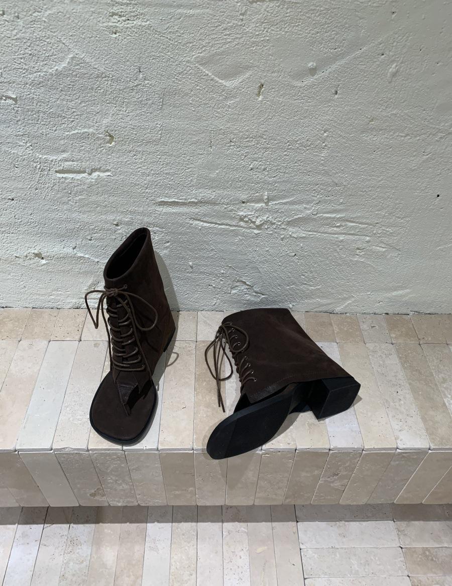 Strap pinch-toe cold boots female inner height increase little fairy 2025 new Roman style temperament pinch-toe cold boots slope heel summer 39 коричневий
Strap pinch-toe cold boots female inner height increase little fairy 2025 new Roman style temperament pinch-toe cold boots slope heel summer 39 коричневий