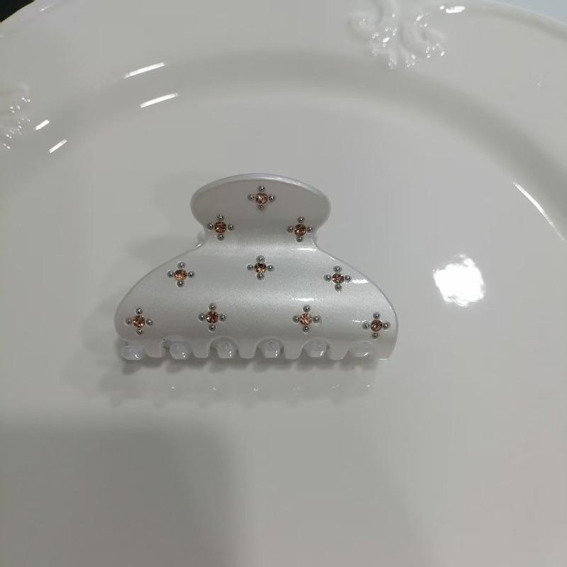 Half A Bunch of Hair Clips Are Used To Hold The Woman s Hair At The Back of Her Head. The Hair Clips Are Shaped Like Shark Teeth. білий/шампанського
Half A Bunch of Hair Clips Are Used To Hold The Woman s Hair At The Back of Her Head. The Hair Clips Are Shaped Like Shark Teeth. білий/шампанського
