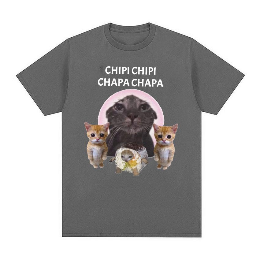 Chipi Chipi Chapa Chapa Cat забавная футболка с мемом, топы для мужчин и женщин, модные футболки в стиле ретро с круглым вырезом, повседневная футболка большого размера из 100% хлопка
Chipi Chipi Chapa Chapa Cat забавная футболка с мемом, топы для мужчин и женщин, модные футболки в стиле ретро с круглым вырезом, повседневная футболка большого размера из 100% хлопка
