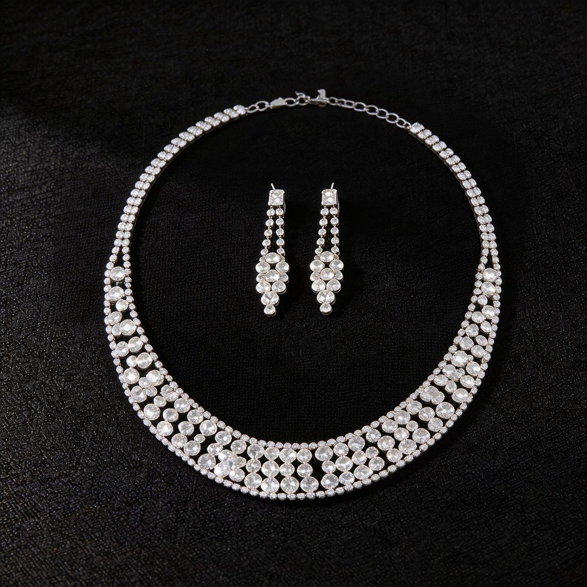 European and American court style luxury full diamond necklace earrings jewelry set fashion high sense dinner dress temperament jewelry
European and American court style luxury full diamond necklace earrings jewelry set fashion high sense dinner dress temperament jewelry