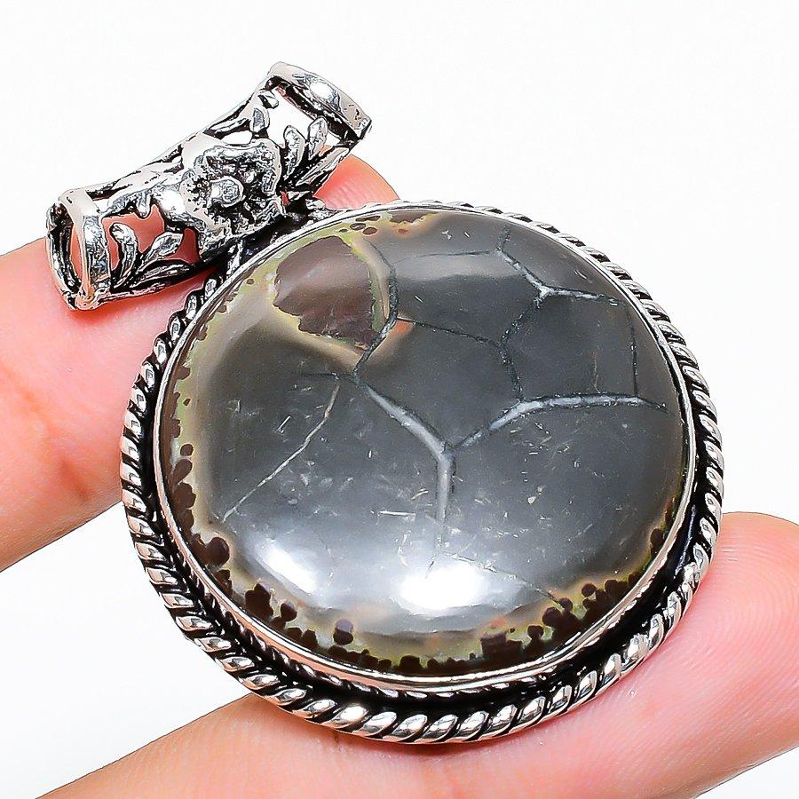 Подвеска ручной работы из ископаемого драгоценного камня с трещинами грязи в этническом стиле 1,73 дюйма VR-1353
Подвеска ручной работы из ископаемого драгоценного камня с трещинами грязи в этническом стиле 1,73 дюйма VR-1353