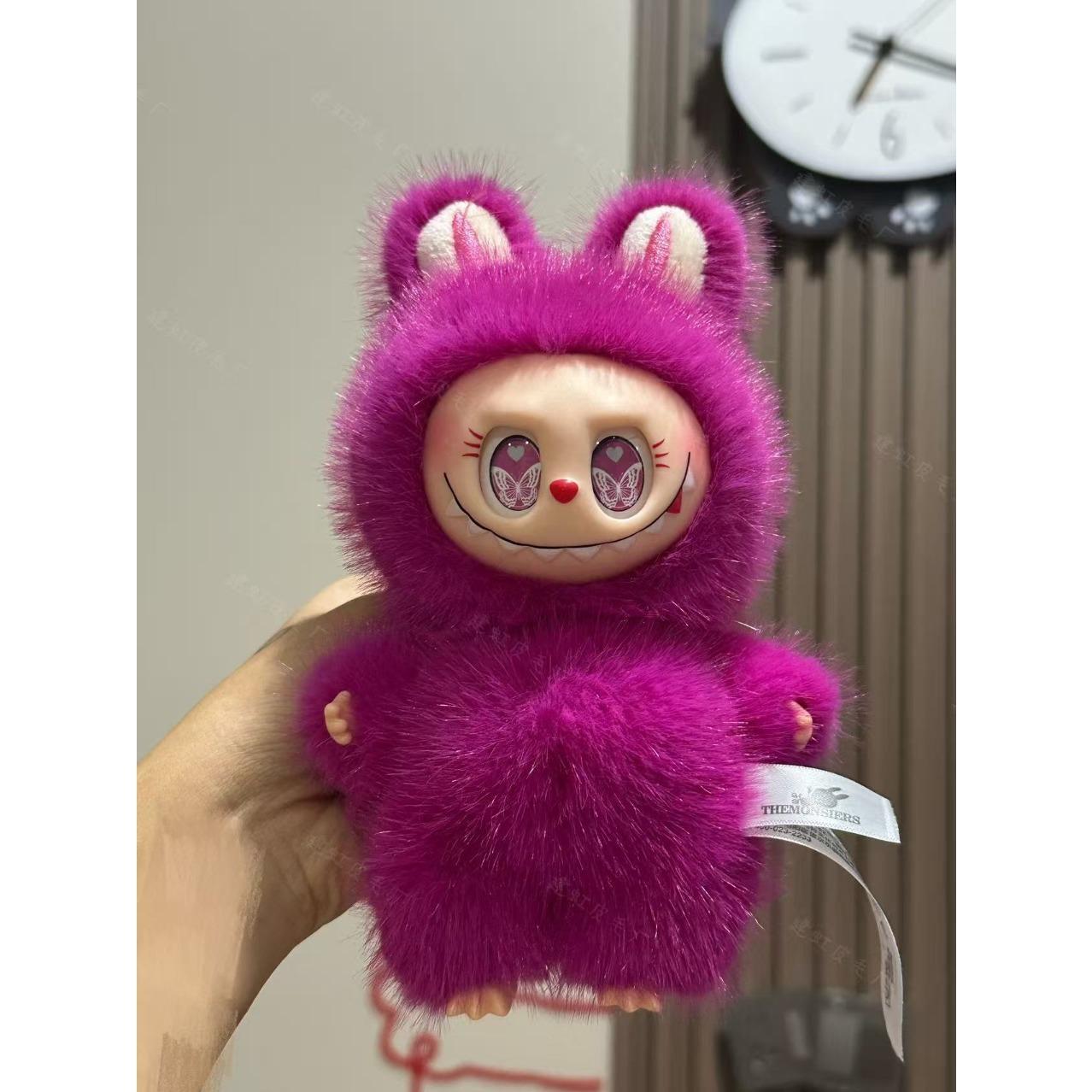 Плюшевые игрушки Лабубу, модная и инновационная китайская версия с глазами-звездочками, глазами в форме сердца и глазами, создающими богатство, сделаны из виниловой ткани.
Плюшевые игрушки Лабубу, модная и инновационная китайская версия с глазами-звездочками, глазами в форме сердца и глазами, создающими богатство, сделаны из виниловой ткани.