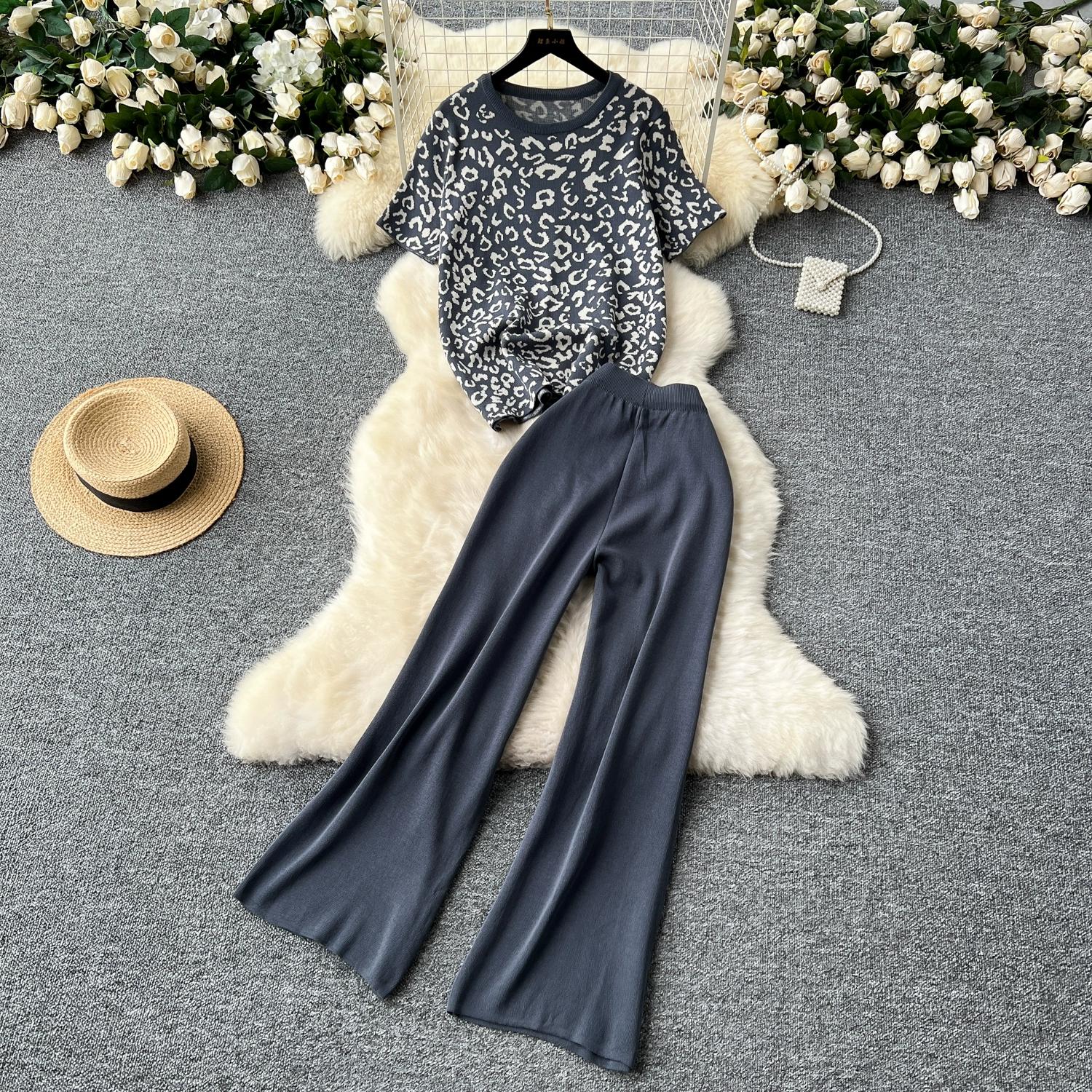 Лето-Осень Леопардовый принт Вязаный свитер Комплект Женский короткий рукав пуловер Топы + щиколотки брюки из двух частей спортивный костюм One Size серый
Лето-Осень Леопардовый принт Вязаный свитер Комплект Женский короткий рукав пуловер Топы + щиколотки брюки из двух частей спортивный костюм One Size серый