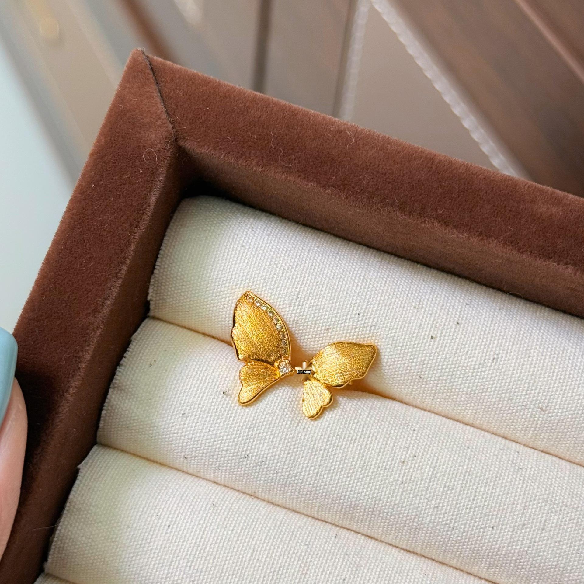 French Retro Brushed Butterfly Pendant Necklace - Versatile Light Luxury Clavicle Chain for Women
French Retro Brushed Butterfly Pendant Necklace - Versatile Light Luxury Clavicle Chain for Women