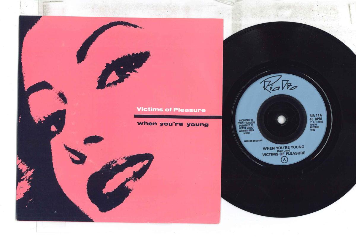 7inch Record VICTIMS OF PLEASURE When Youre Young Heroes And Hero RIA11 RIALTO 1982 UK Rock Used
7inch Record VICTIMS OF PLEASURE When Youre Young Heroes And Hero RIA11 RIALTO 1982 UK Rock Used
