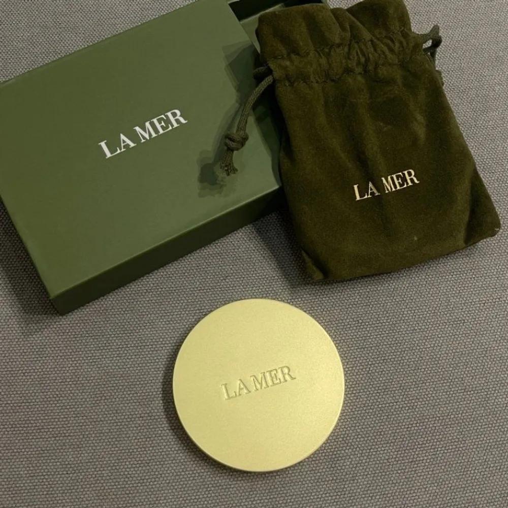 La Mer Gold-colored Portable Luxury Hand Mirror Mirror + Dust Bag + Original Box
La Mer Gold-colored Portable Luxury Hand Mirror Mirror + Dust Bag + Original Box