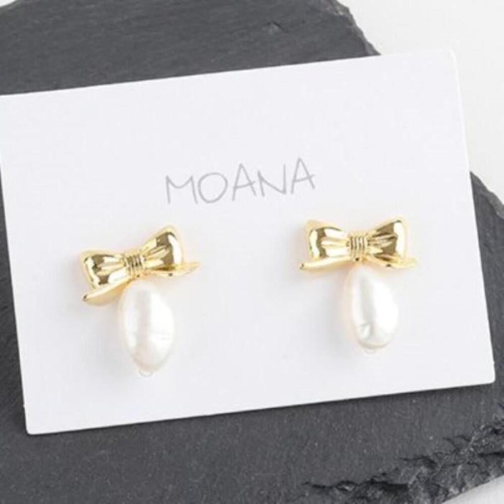 Women s Drop Pearl Gold Ribbon Petite Earrings (15073497)
Women s Drop Pearl Gold Ribbon Petite Earrings (15073497)