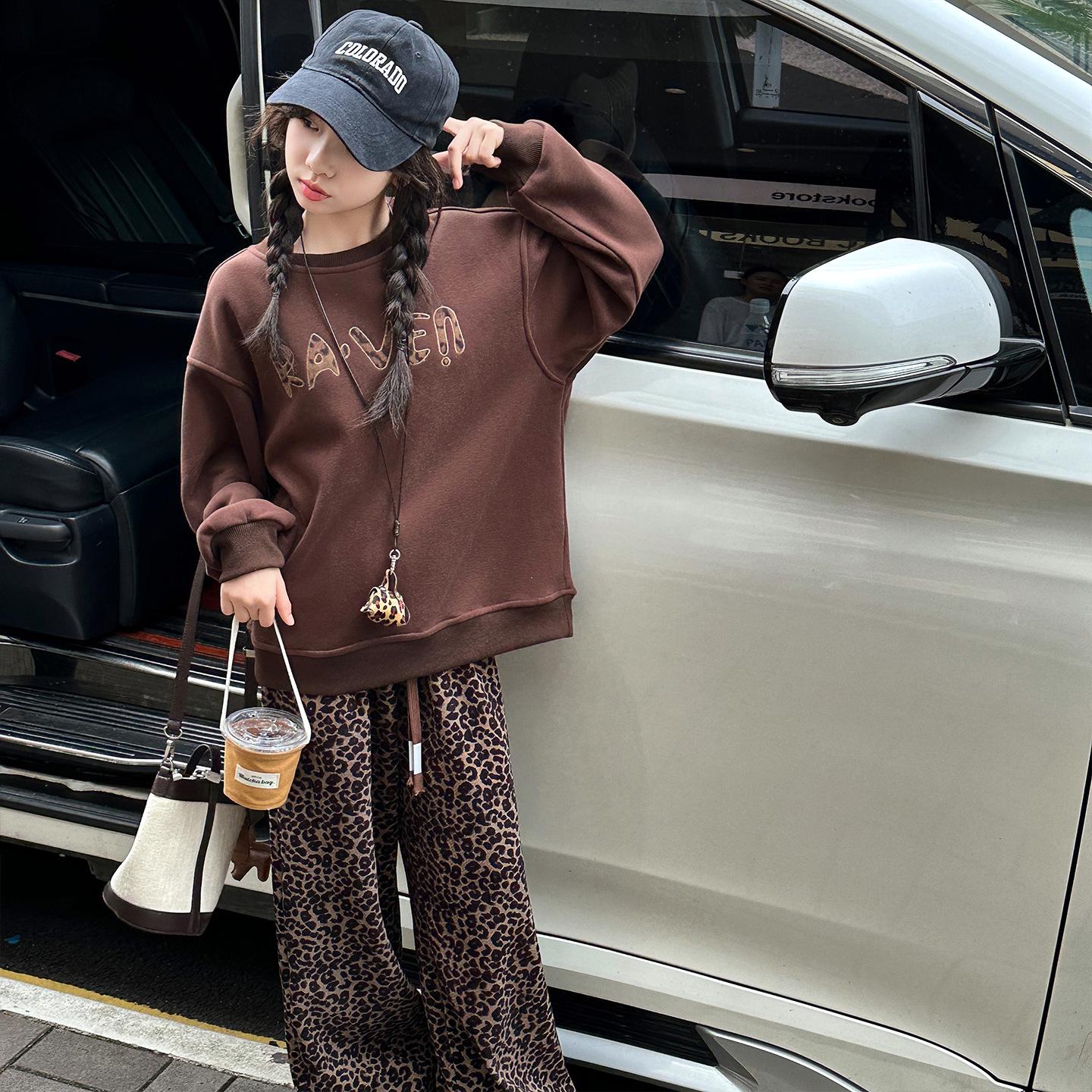 Девочковый флисовый комплект с леопардовым принтом - Стильный и уютный толстый зимний наряд для подростков (Осень/Зима 2025) 150 cm
Девочковый флисовый комплект с леопардовым принтом - Стильный и уютный толстый зимний наряд для подростков (Осень/Зима 2025) 150 cm