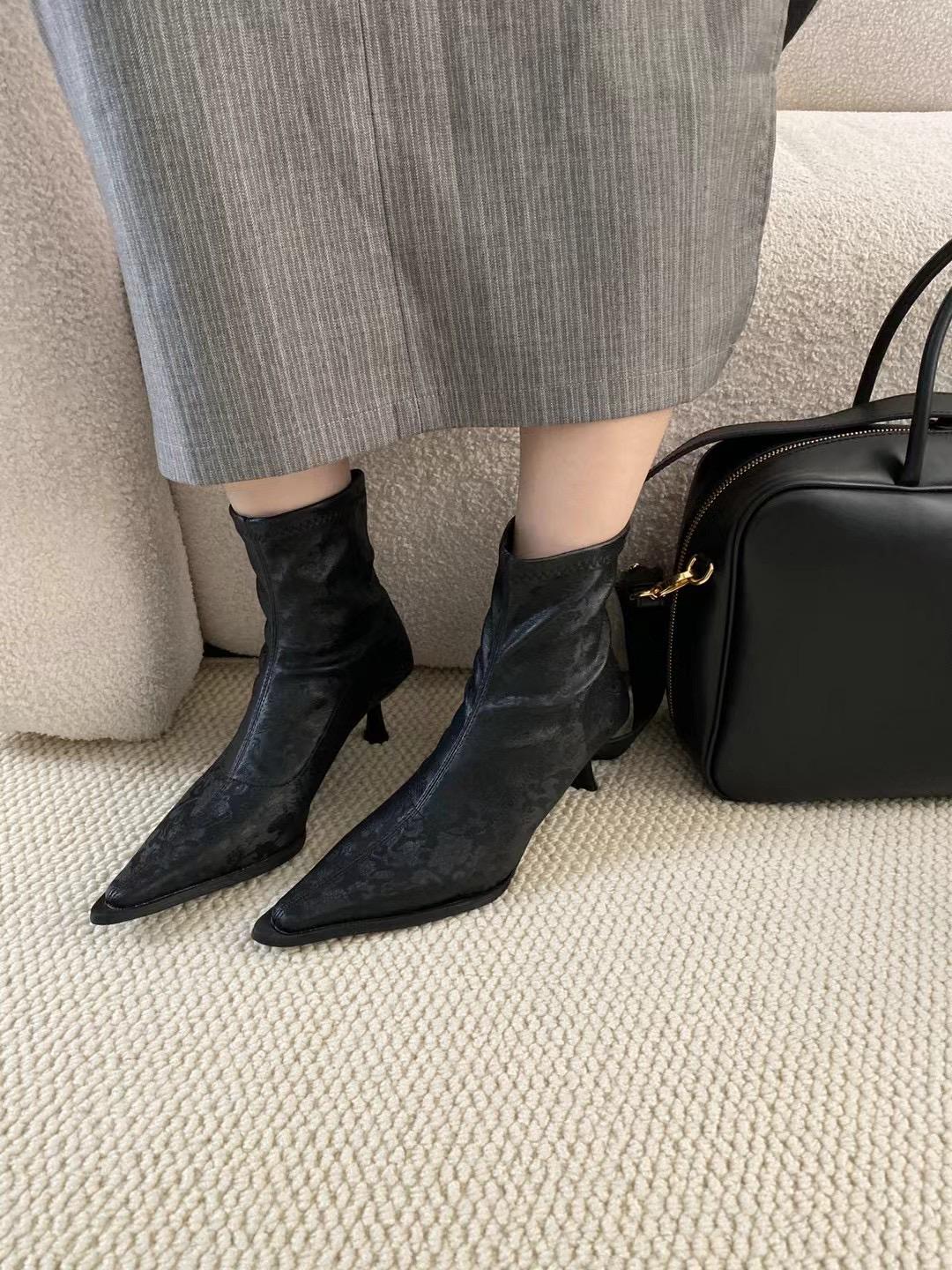 Модные женские ботильоны с острым носком и вышивкой 2024 года, новые поступления, тонкие туфли на среднем каблуке, черные, серебристые, туфли-лодочки для вечеринок, женские размеры 35-39 7.5 чёрный
Модные женские ботильоны с острым носком и вышивкой 2024 года, новые поступления, тонкие туфли на среднем каблуке, черные, серебристые, туфли-лодочки для вечеринок, женские размеры 35-39 7.5 чёрный