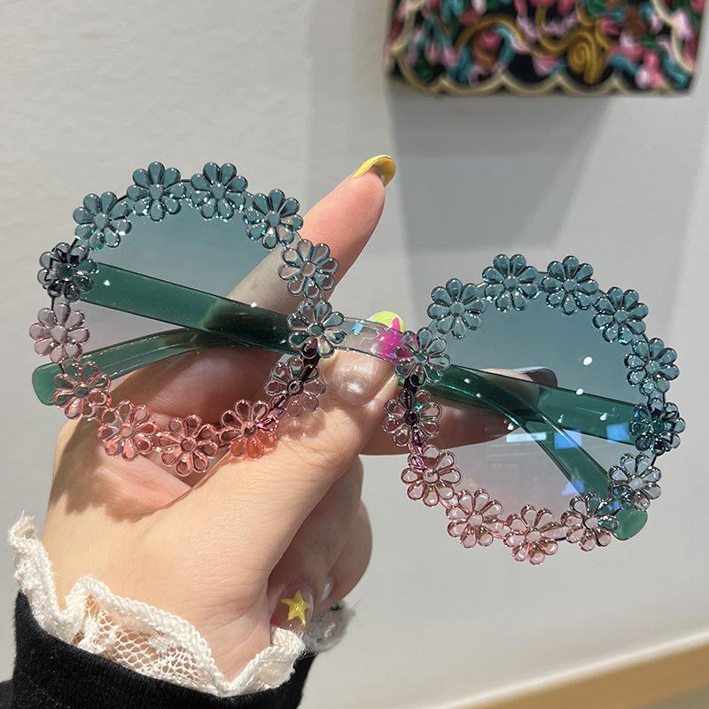 Kawaii Flower Shaped Sunglasses Women Girls Cute Rimless Gradient Daisy Shades Funny Party Eyewear Summer Beach UV400 Glasses
Kawaii Flower Shaped Sunglasses Women Girls Cute Rimless Gradient Daisy Shades Funny Party Eyewear Summer Beach UV400 Glasses