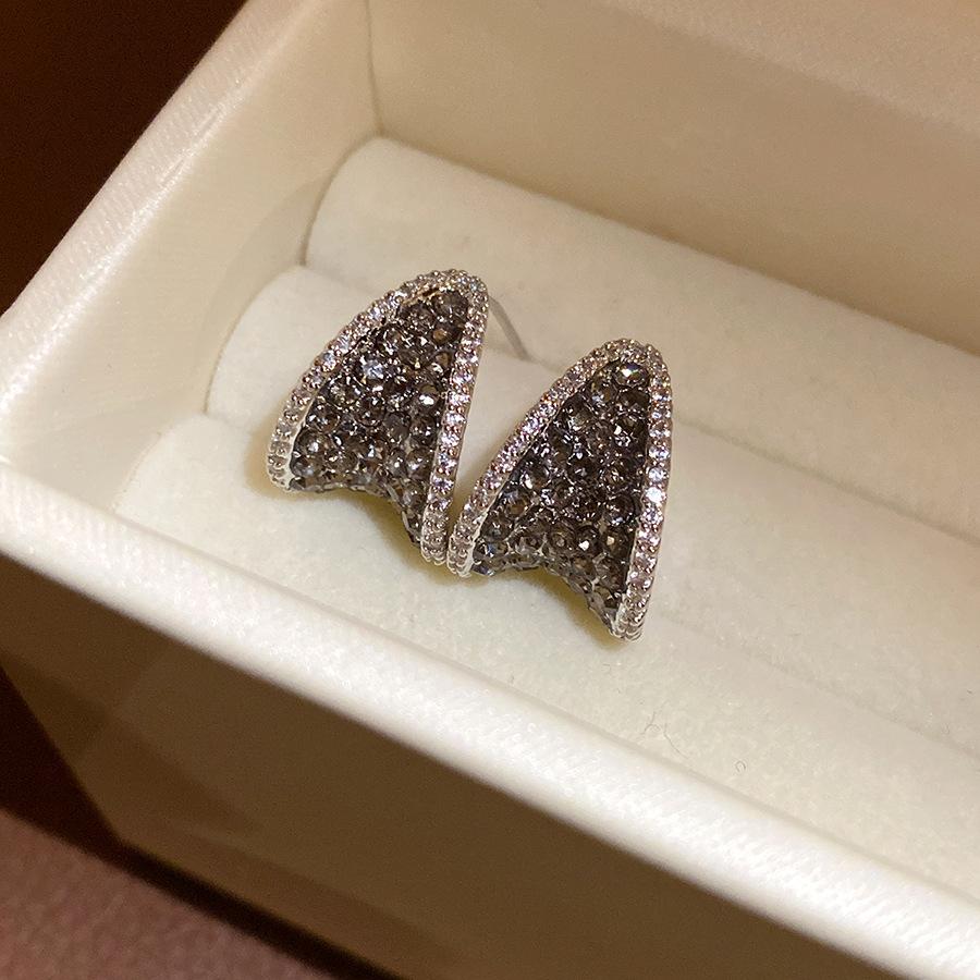 K real gold electroplated zircon diamond-encrusted water drop earrings retro simple fashion earrings light luxury high-end earrings women
K real gold electroplated zircon diamond-encrusted water drop earrings retro simple fashion earrings light luxury high-end earrings women
