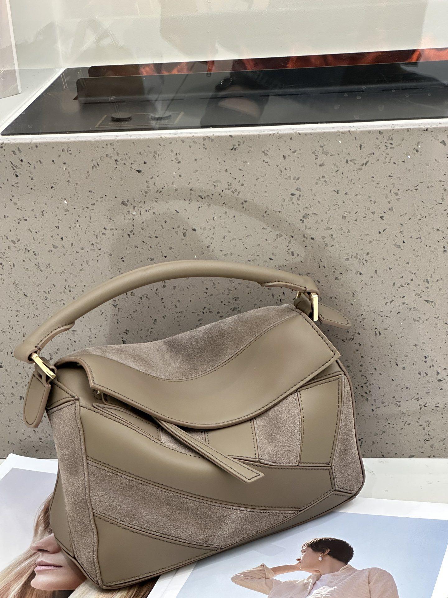 Geometric Bag First Layer Cowhide Leather Premium Light Luxury Locomotive Bag Niche Temperament Commuter Messenger Bag 24X10X15CM
Geometric Bag First Layer Cowhide Leather Premium Light Luxury Locomotive Bag Niche Temperament Commuter Messenger Bag 24X10X15CM
