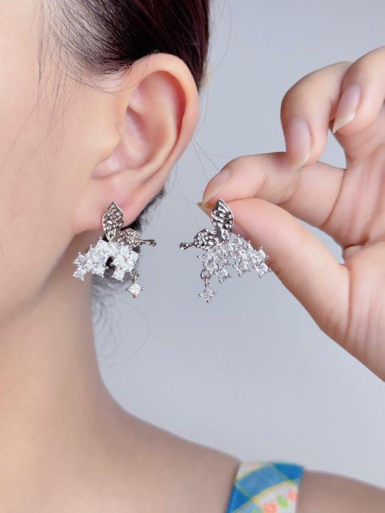 New butterfly light luxury, sweet fashion temperament, simple and versatile high-end earrings, versatile ear jewelry
New butterfly light luxury, sweet fashion temperament, simple and versatile high-end earrings, versatile ear jewelry