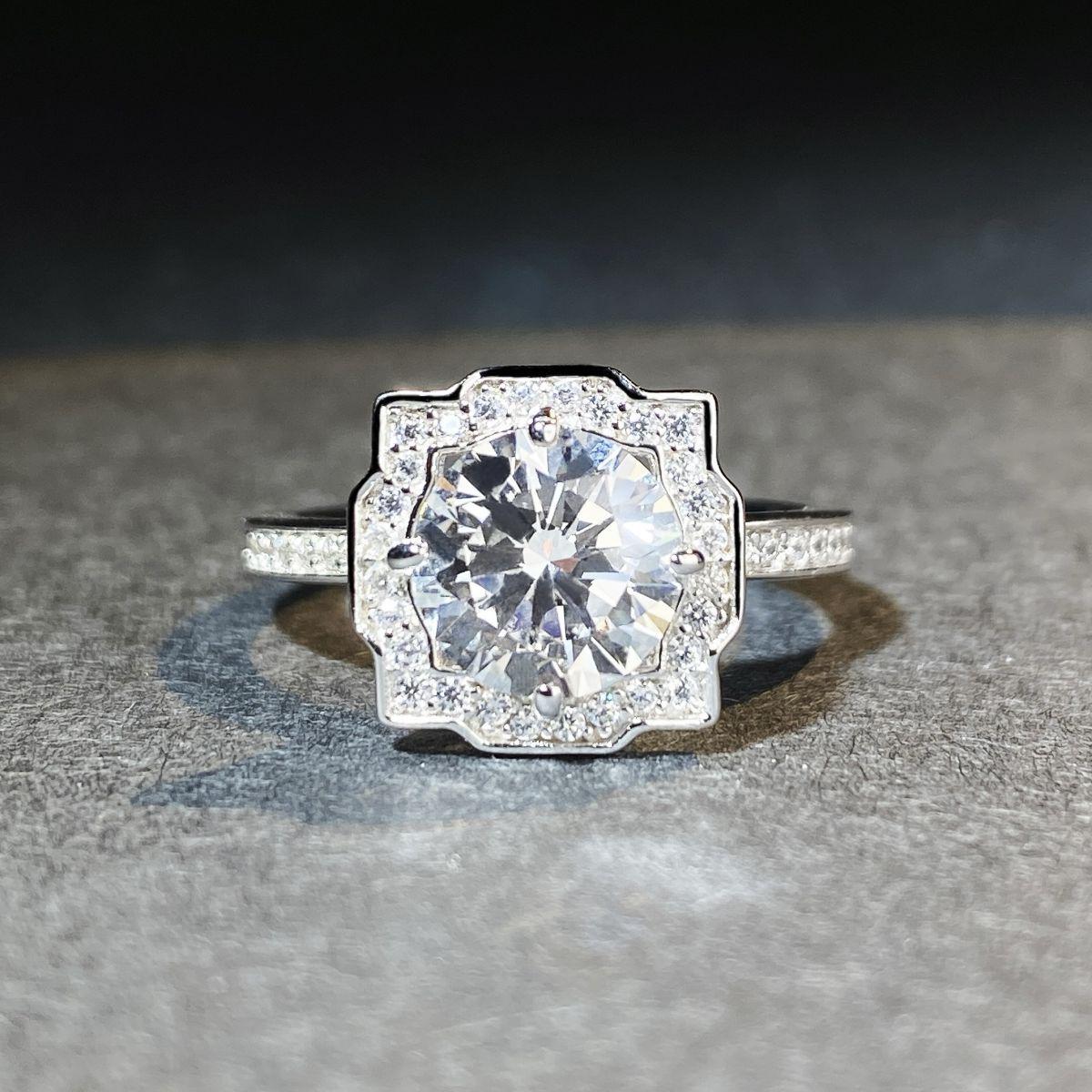 925 Sterling Silver Moissanite Women s Classic Four-Prong Ring, PT950 Plated. Size 12 (HK)
925 Sterling Silver Moissanite Women s Classic Four-Prong Ring, PT950 Plated. Size 12 (HK)