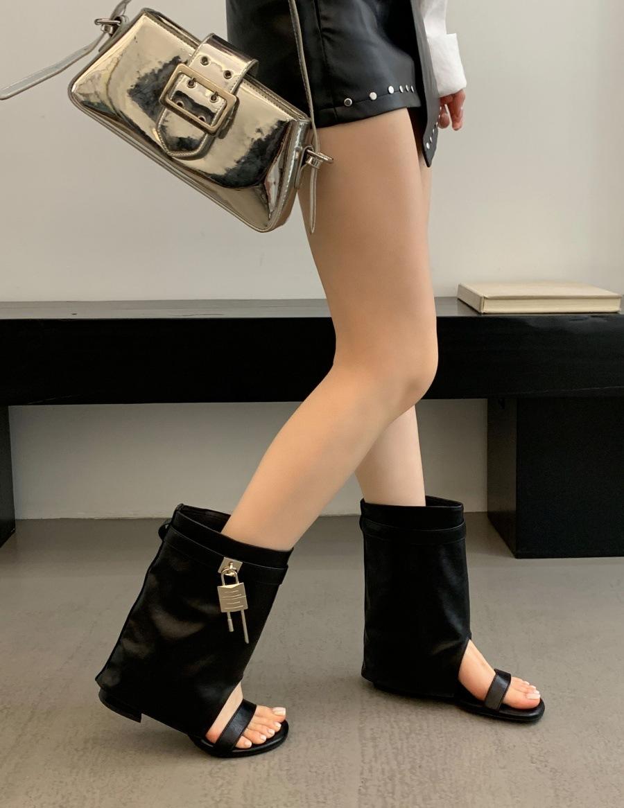 Грубый каблук одним словом с крутыми ботинками с открытым носком для женщин 2025 лето новый сладкий крутой ветер металлическая пряжка брючная труба ботинки полые сандалии для женщин 40 чёрный
Грубый каблук одним словом с крутыми ботинками с открытым носком для женщин 2025 лето новый сладкий крутой ветер металлическая пряжка брючная труба ботинки полые сандалии для женщин 40 чёрный