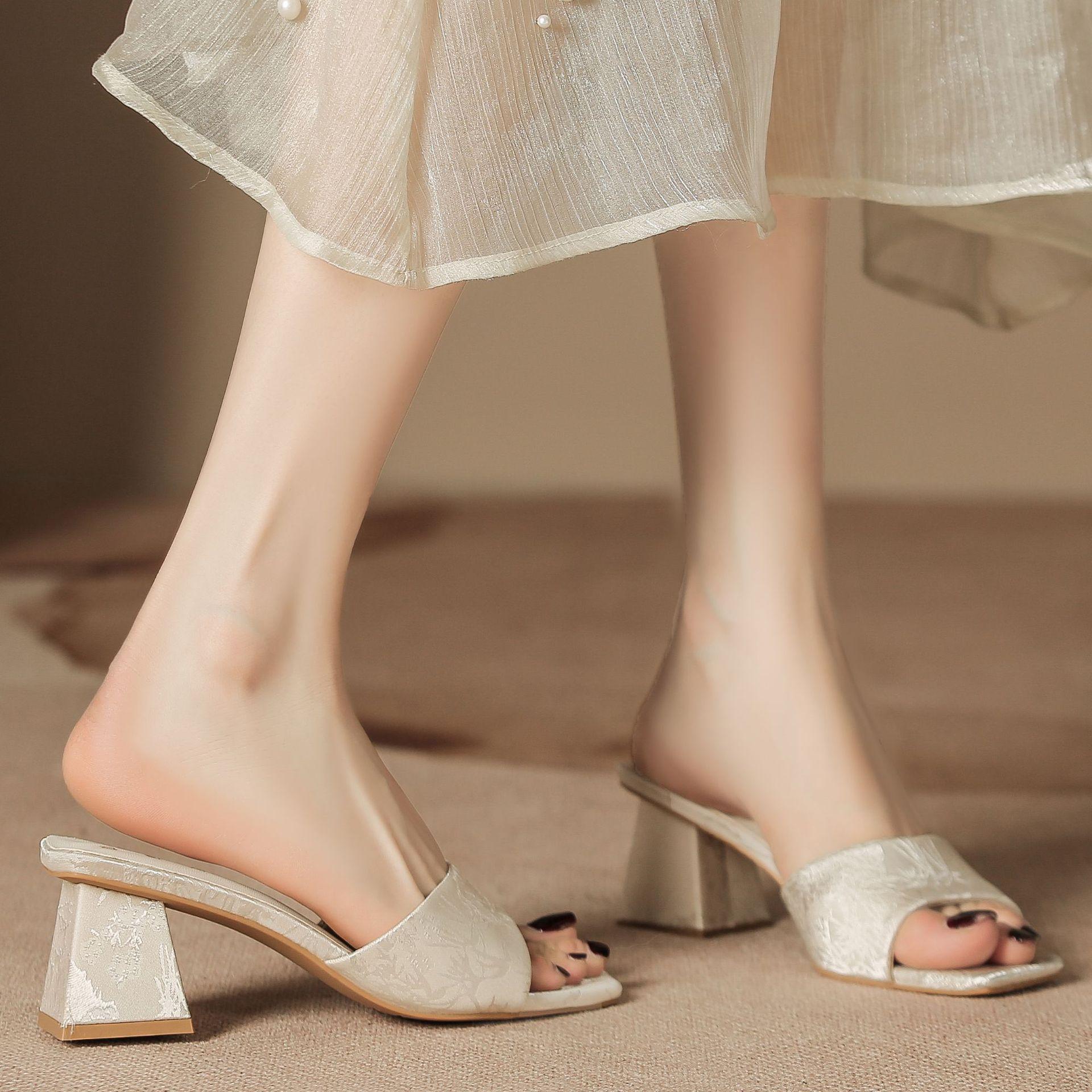 H368-8 Ethnic style high heels slippers National style retro cloth surface delicate summer sandals Qingfeng Gaojie 34 розовый
H368-8 Ethnic style high heels slippers National style retro cloth surface delicate summer sandals Qingfeng Gaojie 34 розовый
