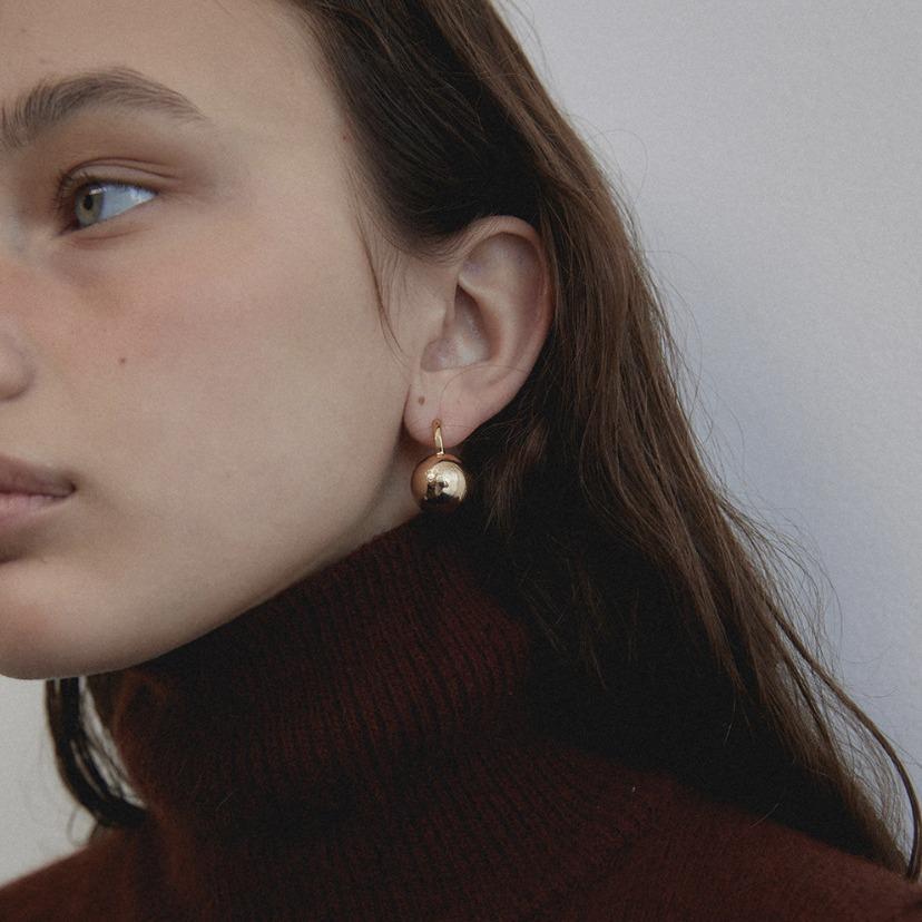 Korean Blogger Style Metal Ball Stud Earrings – Fashionable Gold & Silver Small Round Design серебряный
Korean Blogger Style Metal Ball Stud Earrings – Fashionable Gold & Silver Small Round Design серебряный