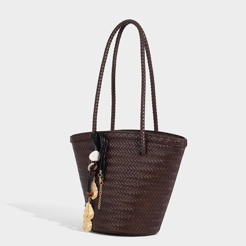 Luxury Woven Bucket Bag High-end Drawstring Shoulder Bag Women Fashion Versatile Underarm Bag New Vintage Handbag With Inner Bag кофейный
Luxury Woven Bucket Bag High-end Drawstring Shoulder Bag Women Fashion Versatile Underarm Bag New Vintage Handbag With Inner Bag кофейный