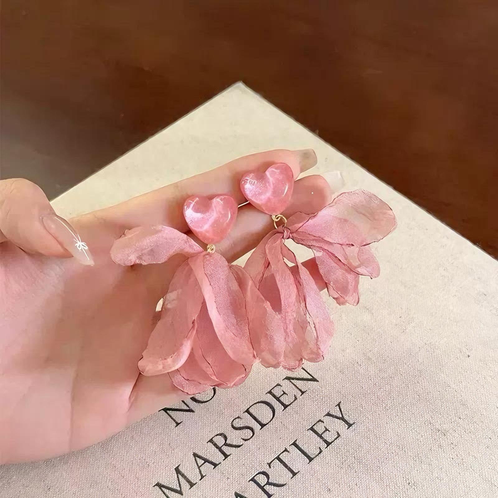 Seaside super fairy atmosphere foreign chiffon stud earrings niche design senior earrings gentle temperament vacation earrings
Seaside super fairy atmosphere foreign chiffon stud earrings niche design senior earrings gentle temperament vacation earrings