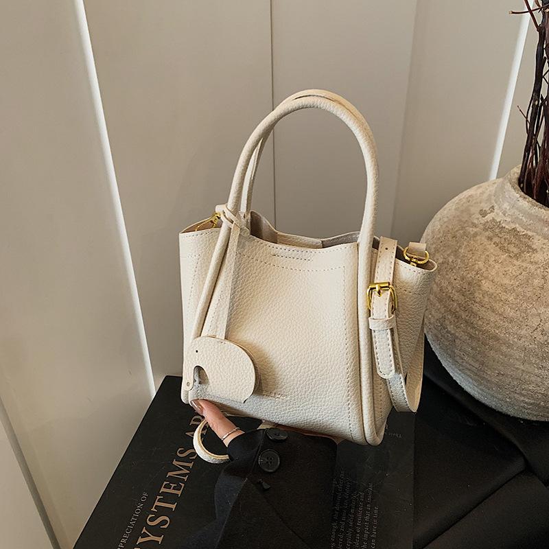 Весенне-летняя портативная сумка-ведро женская 2025 новая высококачественная сумка через плечо повседневная сумка-мессенджер белый
Весенне-летняя портативная сумка-ведро женская 2025 новая высококачественная сумка через плечо повседневная сумка-мессенджер белый