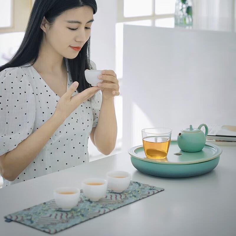 Wanqiantang Chinese Kung Fu Ceramic Tea Set
Wanqiantang Chinese Kung Fu Ceramic Tea Set