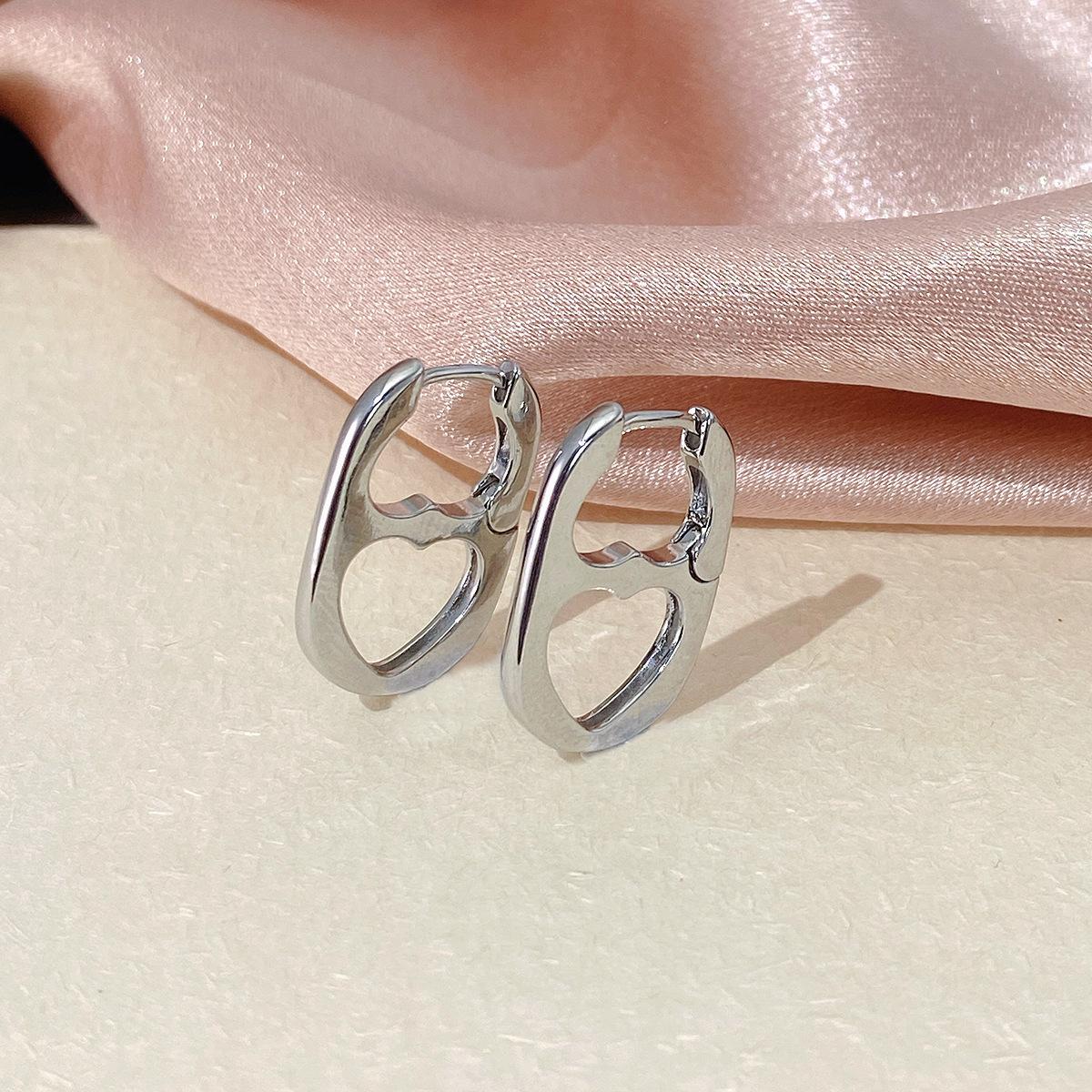 Luxury Hollow Heart Huggie Earrings For Women Minimalist Versatile Fashionable Personalized Gold Tone Jewelry серебряный
Luxury Hollow Heart Huggie Earrings For Women Minimalist Versatile Fashionable Personalized Gold Tone Jewelry серебряный