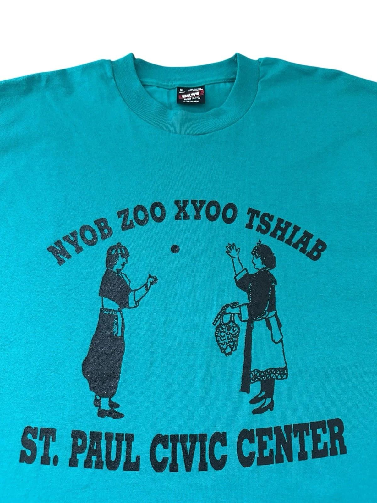Vintage Hmong New Year T Shirt Men’s XL St Paul Minnesota 90’s Nyob Zoo Xyoo 2XL
Vintage Hmong New Year T Shirt Men’s XL St Paul Minnesota 90’s Nyob Zoo Xyoo 2XL