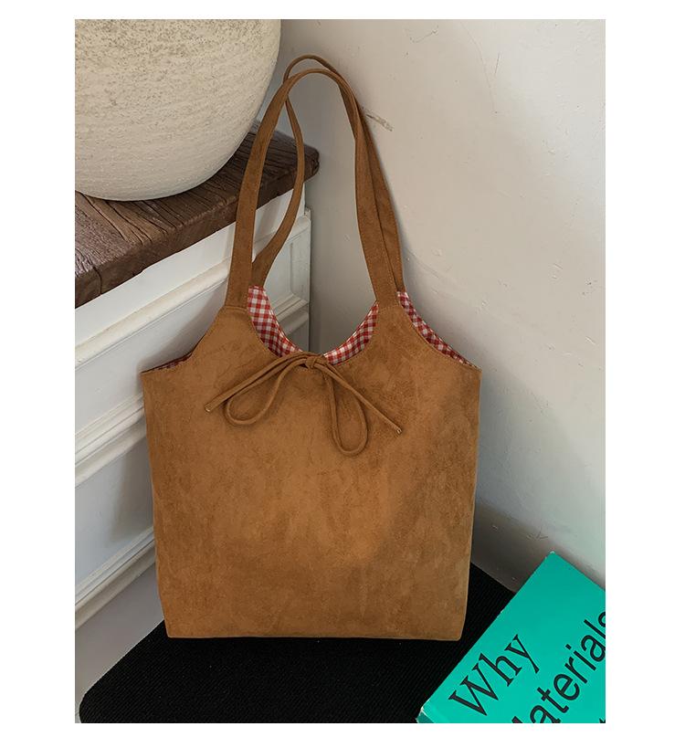 Korean retro shoulder bag, new foreign-style plaid large-capacity commuting versatile underarm bag, lazy wind tote big bag.
Korean retro shoulder bag, new foreign-style plaid large-capacity commuting versatile underarm bag, lazy wind tote big bag.