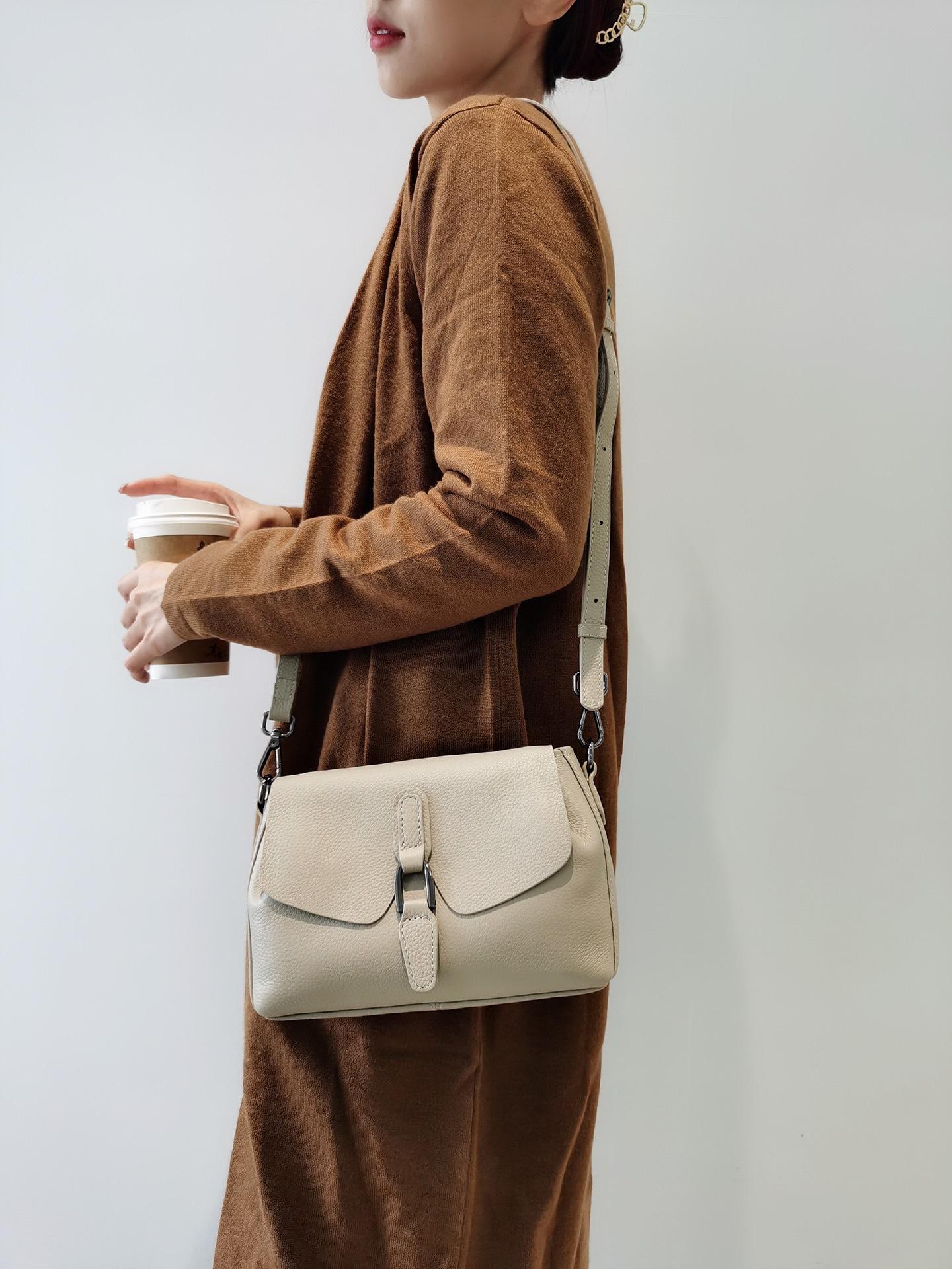Women s Bag 2025 New Saddle Genuine Leather First-layer Cowhide Fashionable Commuting Shoulder Women Length 21 X7 X15CM хакі
Women s Bag 2025 New Saddle Genuine Leather First-layer Cowhide Fashionable Commuting Shoulder Women Length 21 X7 X15CM хакі