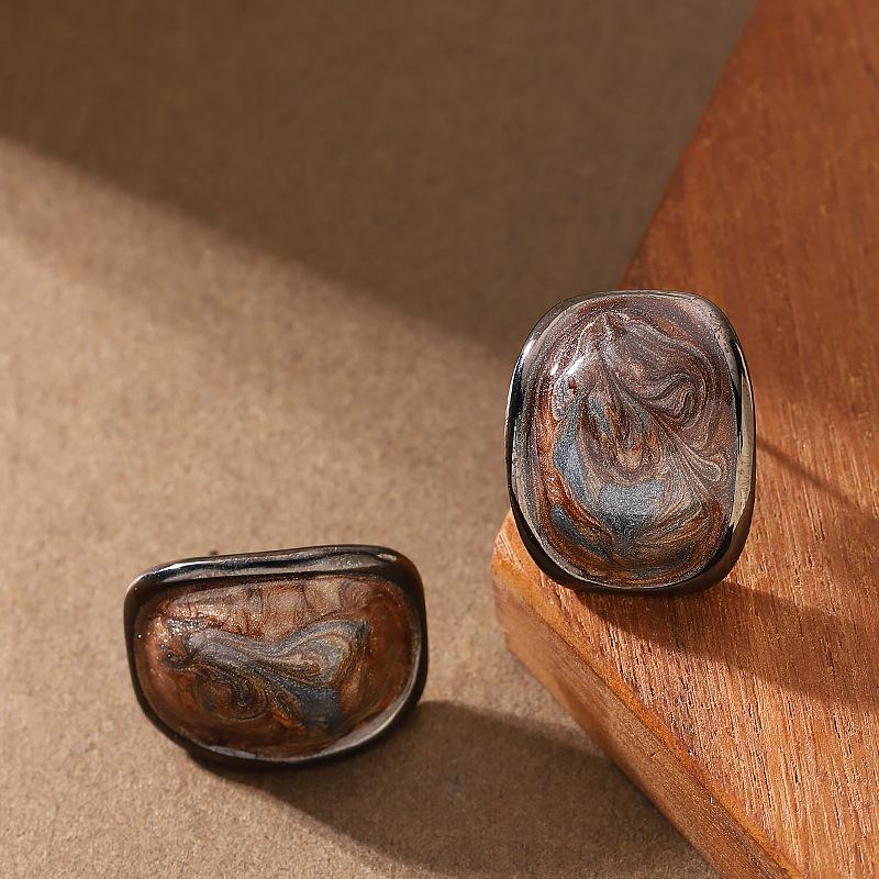 Fashion exquisite personality handmade drip glaze geometric stud earrings light luxury niche earrings high-end vacation style earrings
Fashion exquisite personality handmade drip glaze geometric stud earrings light luxury niche earrings high-end vacation style earrings