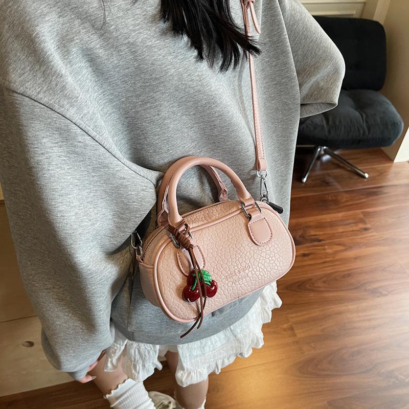 Hand carry small bag women 2025 new light luxury high sense portable bowling bag versatile messenger bag
Hand carry small bag women 2025 new light luxury high sense portable bowling bag versatile messenger bag