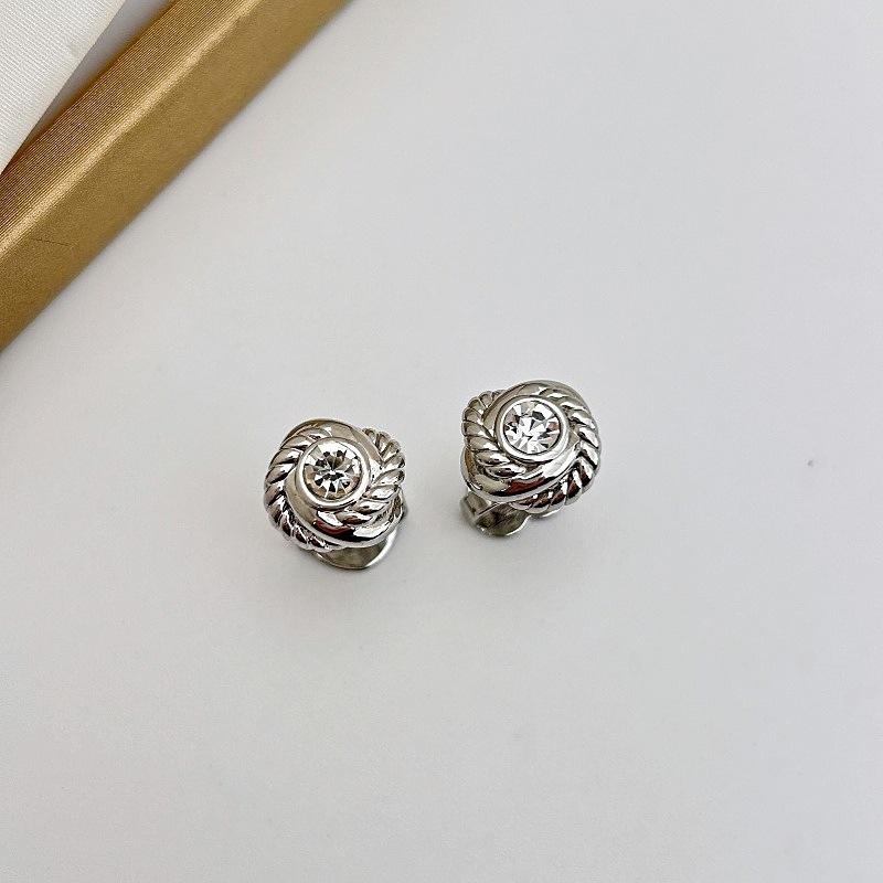Light Luxury Fashion Silver Necklace Exquisite Gentle Elegant Zircon Collarbone Chain Commuter Versatile Stud Earrings Women
Light Luxury Fashion Silver Necklace Exquisite Gentle Elegant Zircon Collarbone Chain Commuter Versatile Stud Earrings Women