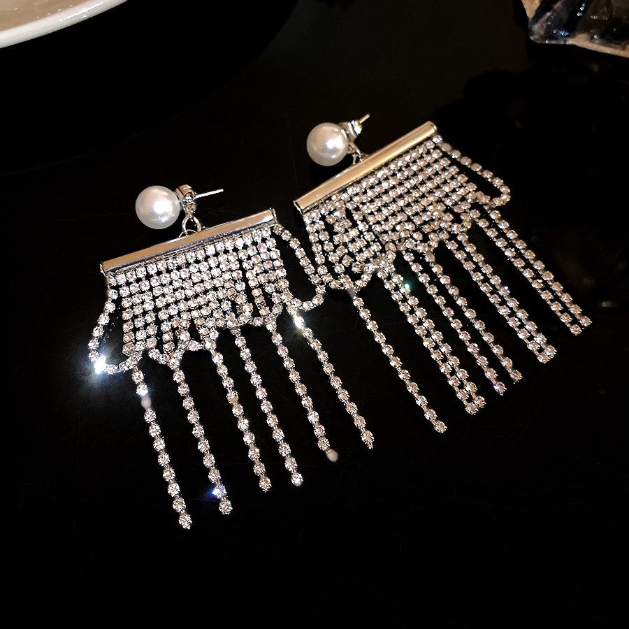 Silver needle with diamonds round pearl fringed earrings light luxury high-end stud earrings retro personality exquisite fashion earrings women
Silver needle with diamonds round pearl fringed earrings light luxury high-end stud earrings retro personality exquisite fashion earrings women