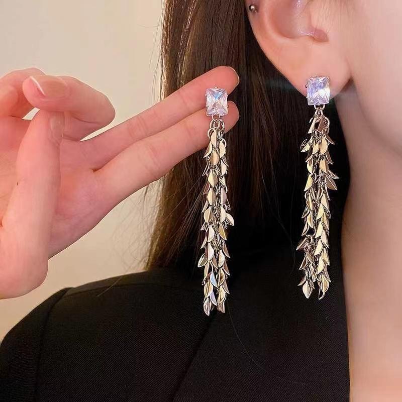 New niche design super flash wheat ear fringed earrings, French light luxury face thin long earrings earrings women
New niche design super flash wheat ear fringed earrings, French light luxury face thin long earrings earrings women