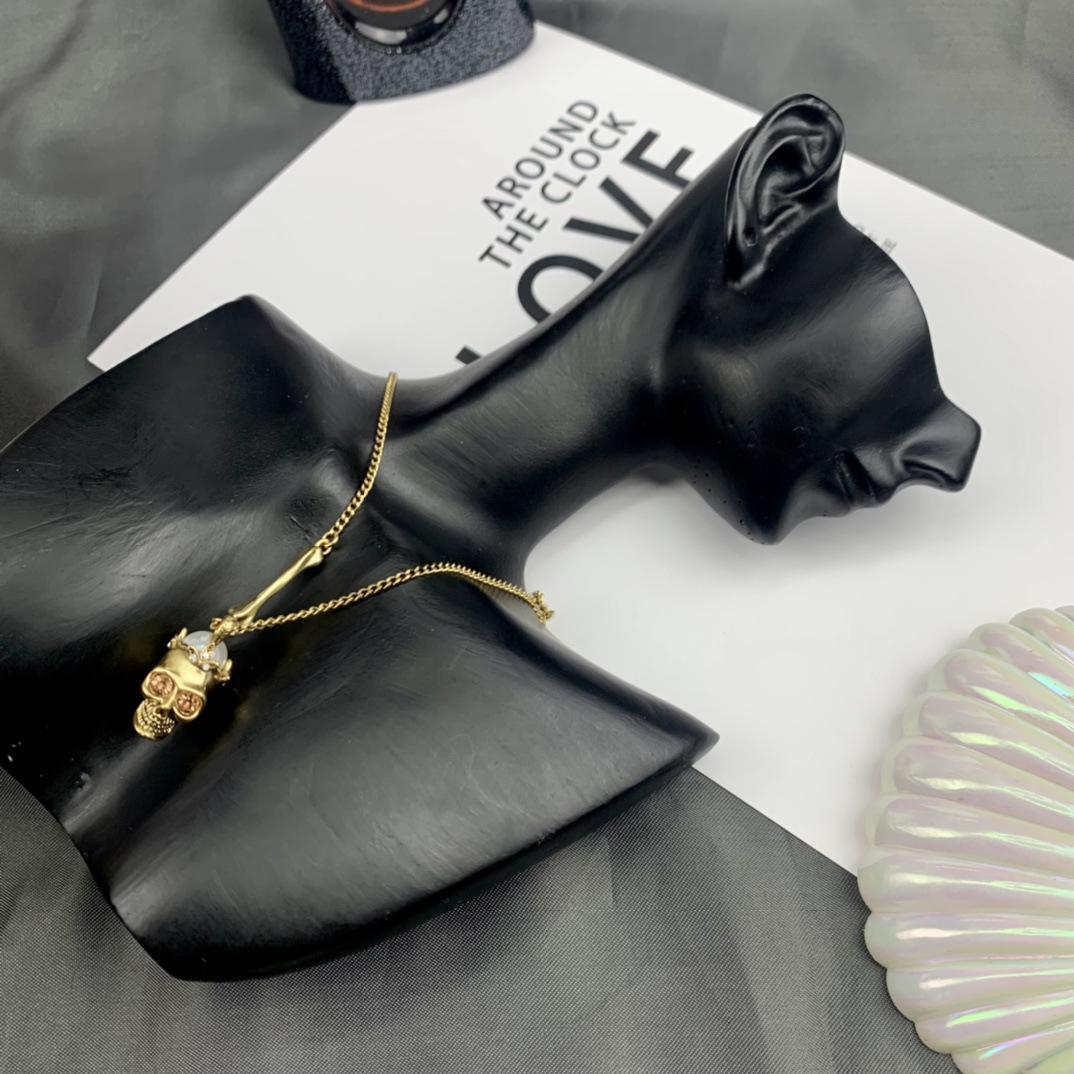 Ожерелье MC22 Череп и Бабочка с черными бриллиантами - Ретро панк стиль с брошью Рука Призрака и цепочкой для ключицы Корона для женщин