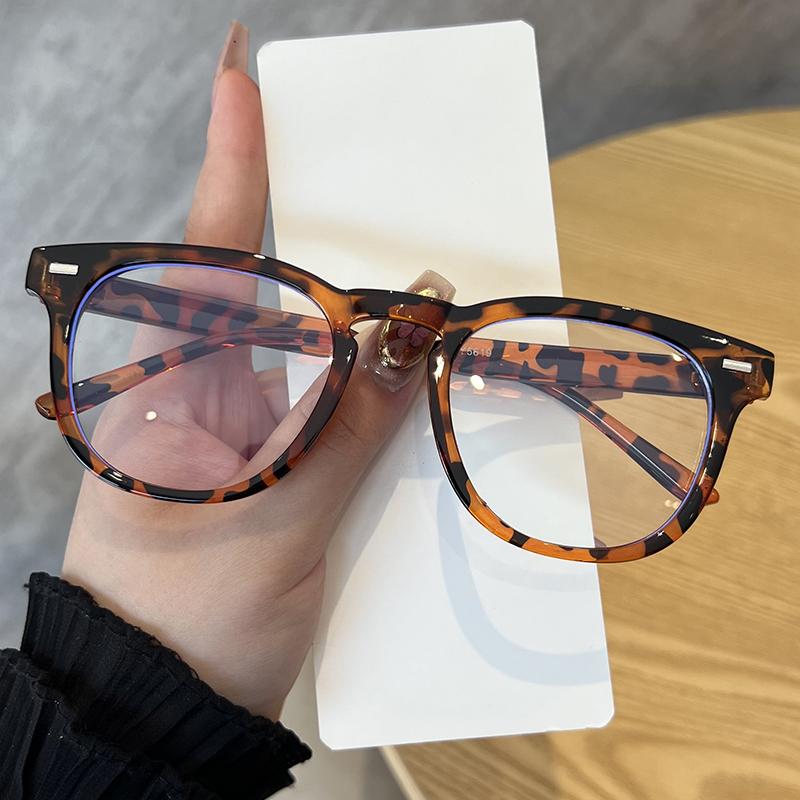 Anti-blue Light Eyeglasses for Women with Regular Eyeglass Frame Finished Vintage Flat Light Frame For Men And Women
Anti-blue Light Eyeglasses for Women with Regular Eyeglass Frame Finished Vintage Flat Light Frame For Men And Women