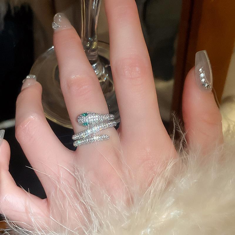 Элегантное серебряное кольцо в форме змеи с цирконом: Универсальные, Модные Украшения для Рук для Женщин
Элегантное серебряное кольцо в форме змеи с цирконом: Универсальные, Модные Украшения для Рук для Женщин