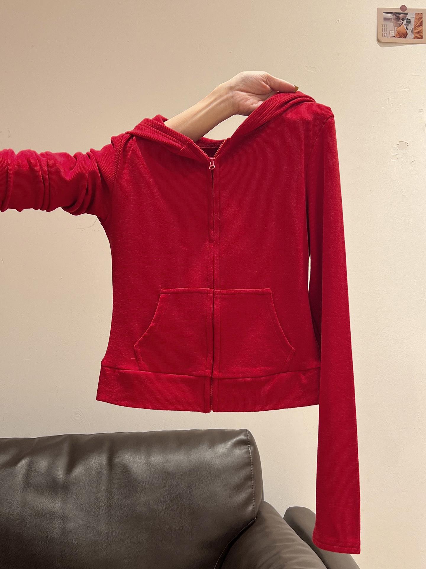 Women s High-End 2025 American Retro Red Hooded Zip-Up Sweatshirt with Long Sleeves for Autumn L (suggested for 42.5-50 kg) червоний
Women s High-End 2025 American Retro Red Hooded Zip-Up Sweatshirt with Long Sleeves for Autumn L (suggested for 42.5-50 kg) червоний